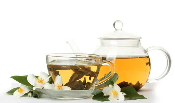 Groene thee met jasmijn in kopje en theepot geïsoleerd op wit — Stockfoto