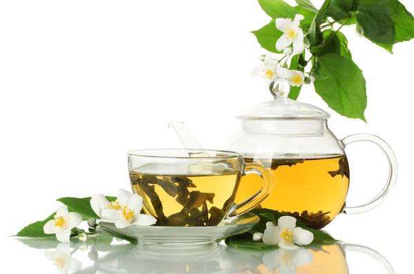 Zielona herbata z jaśminem w filiżance i czajniczek izolowane na białym — Zdjęcie stockowe