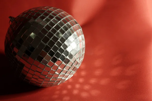 Bola de discoteca no fundo vermelho — Fotografia de Stock