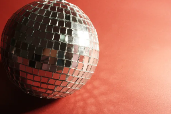 Bola de discoteca no fundo vermelho — Fotografia de Stock