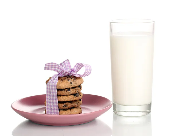 Szklankę mleka i ciasteczka na białym tle — Zdjęcie stockowe