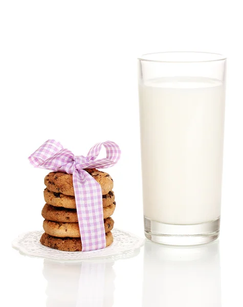 Vetro di latte e biscotti isolati su bianco — Foto Stock