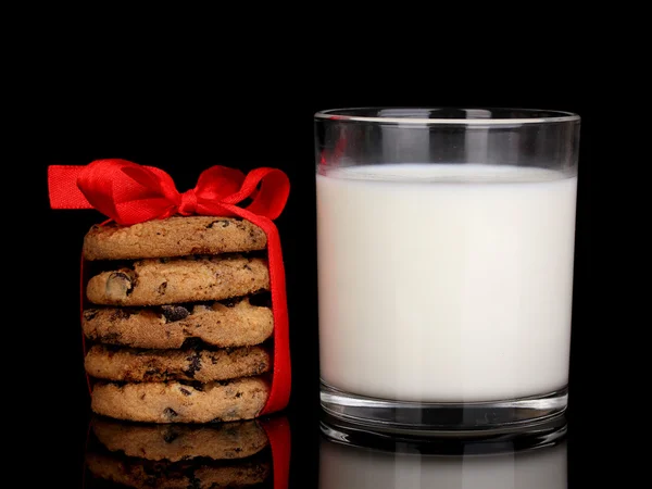 Стакан молока и печенья изолированы на черном — стоковое фото