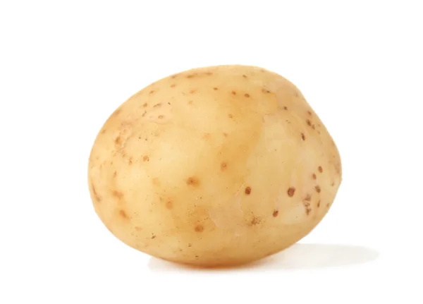 Молодой картофель, изолированный на белом крупном плане — стоковое фото