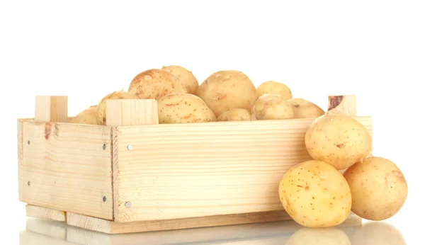 Junge Kartoffeln in einer Holzkiste isoliert auf weißer Großaufnahme — Stockfoto