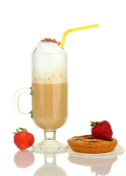 Glas koffie met taart op kleedje en aardbei geïsoleerd op witte cocktail — Stockfoto