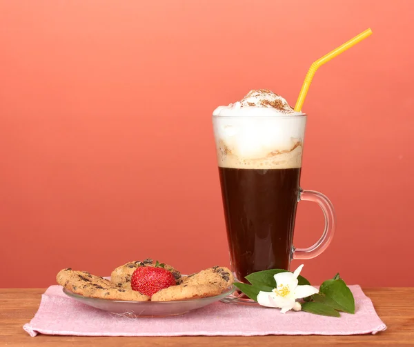 Kieliszek kawa koktajl na kolorowe serwetki z ciasteczka i kwiat na jasnym tle — Zdjęcie stockowe
