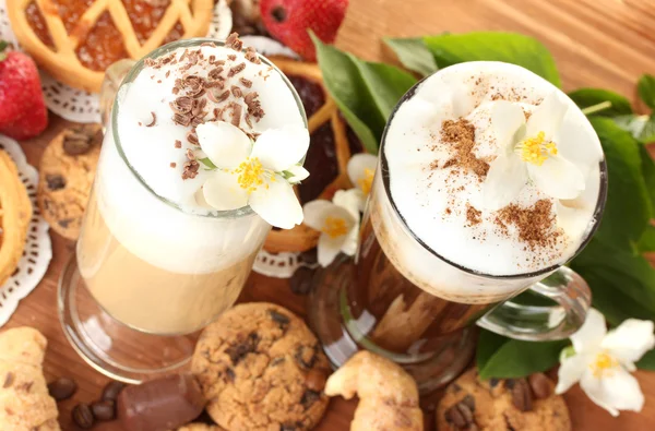 Glas kaffe cocktail på träbord med sweet och blommor — Stockfoto