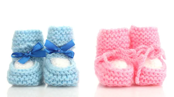 Rosa und blaue Babystiefel isoliert auf weiß — Stockfoto