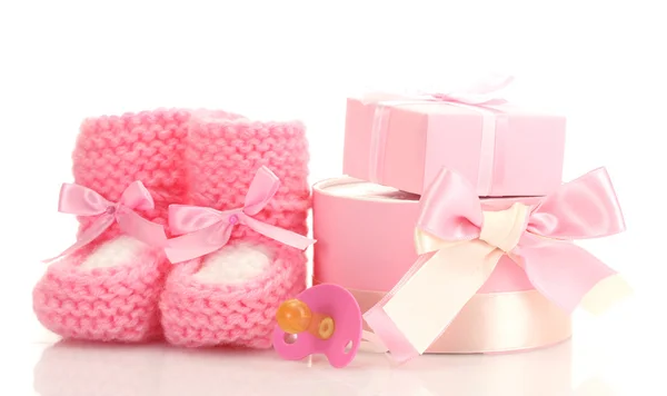 Stivali da bambino rosa, ciuccio e regali isolati su bianco — Foto Stock