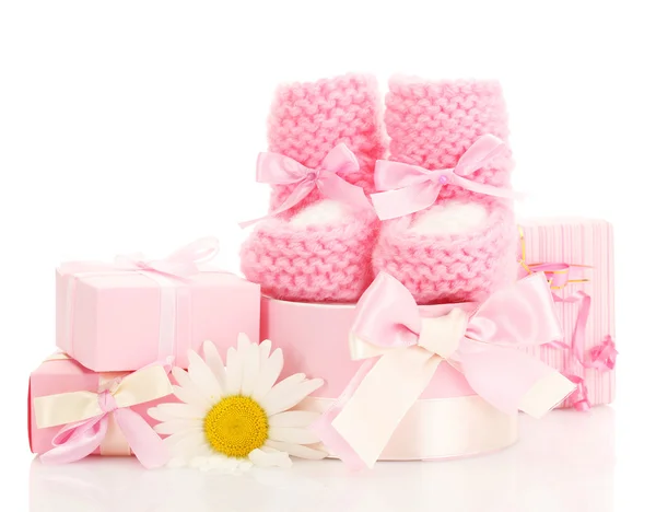 Pembe bebek botları, hediye ve çiçek üzerinde beyaz izole — Stok fotoğraf