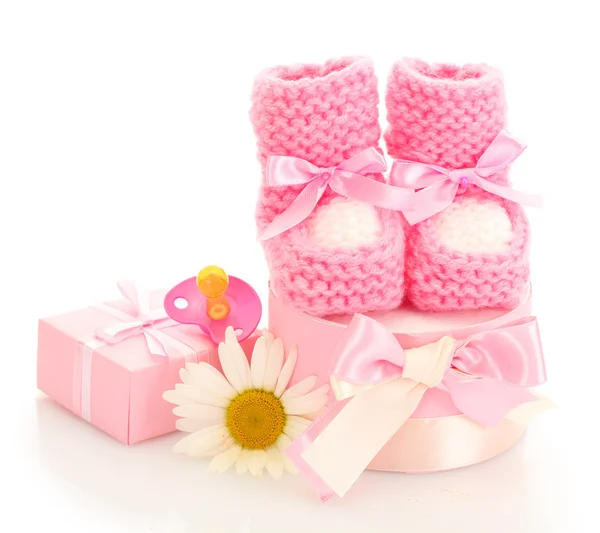 粉红宝宝靴子、 奶嘴、 礼品和孤立在白色的花 — 图库照片
