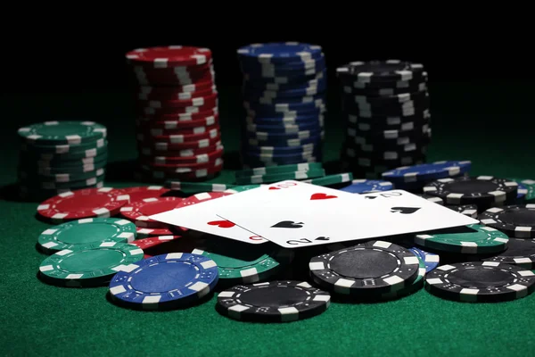 Carte e fiches per il poker sul tavolo verde — Foto Stock