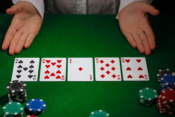 Poker nastavení na zeleném stole — Stock fotografie