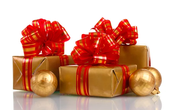Mooie gouden geschenken met rood lint en geïsoleerd op Witte kerstballen — Stockfoto
