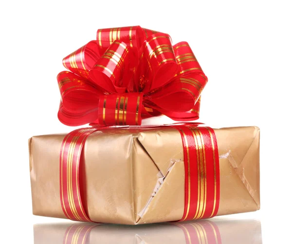 Hermoso regalo de oro con cinta roja aislada en blanco —  Fotos de Stock