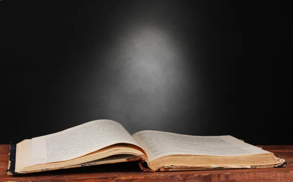 Viejo libro sobre mesa de madera sobre fondo gris — Foto de Stock