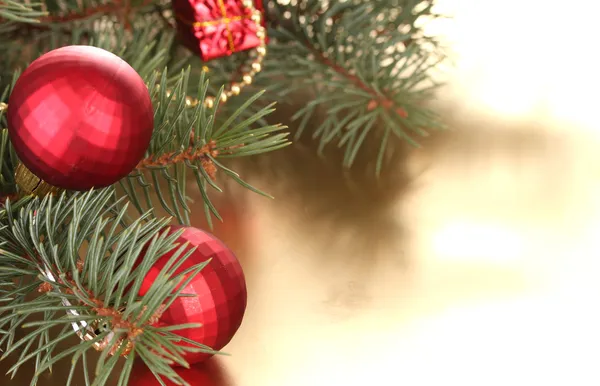 Masada güzel yılbaşı topları ile Noel ağacı — Stok fotoğraf