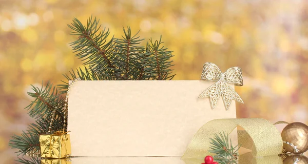 Prázdná pohlednice, vánoční koule a jedle na žlutém podkladu — Stock fotografie