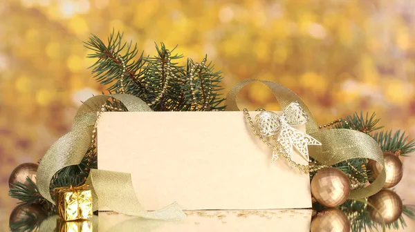 Κενό καρτ ποστάλ, Χριστούγεννα μπάλες και έλατο σε κίτρινο φόντο — Φωτογραφία Αρχείου