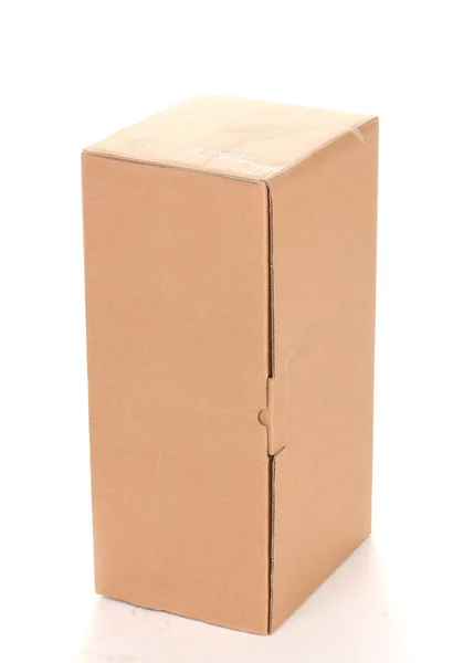 Закрытый картонный ящик, изолированный на белом — стоковое фото