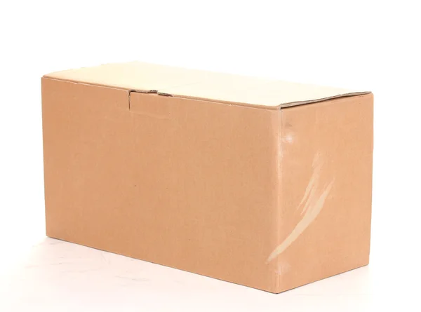 Caixa de papelão fechada isolada em branco — Fotografia de Stock