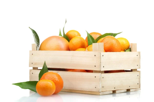 Спелые вкусные мандарины с листьями в деревянной коробке изолированы на белом — стоковое фото