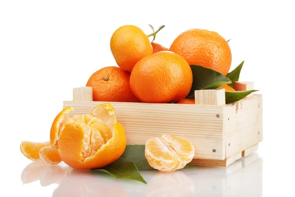 Rijp smakelijke mandarijnen met bladeren in houten doos geïsoleerd op wit — Stockfoto