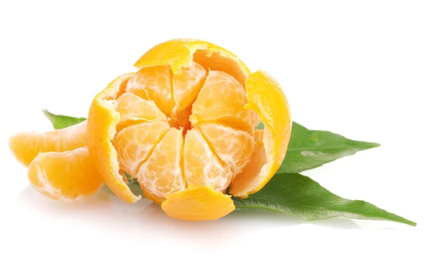 Rijp smakelijke mandarijnen met bladeren en segmenten geïsoleerd op wit — Stockfoto