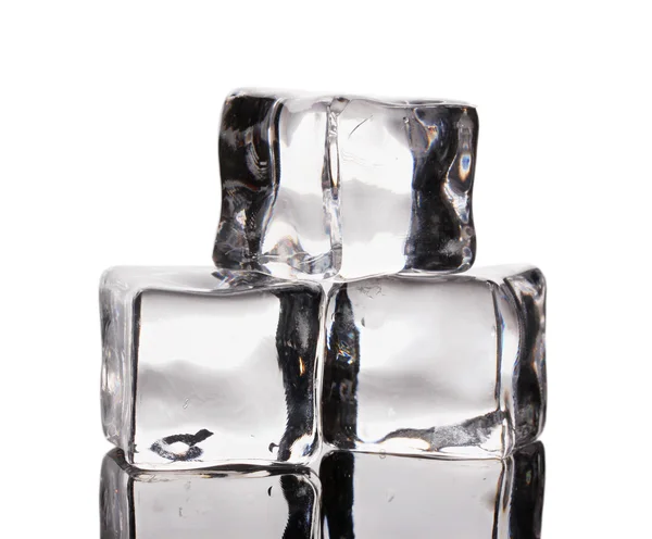 Кубики льда изолированы на белом — стоковое фото