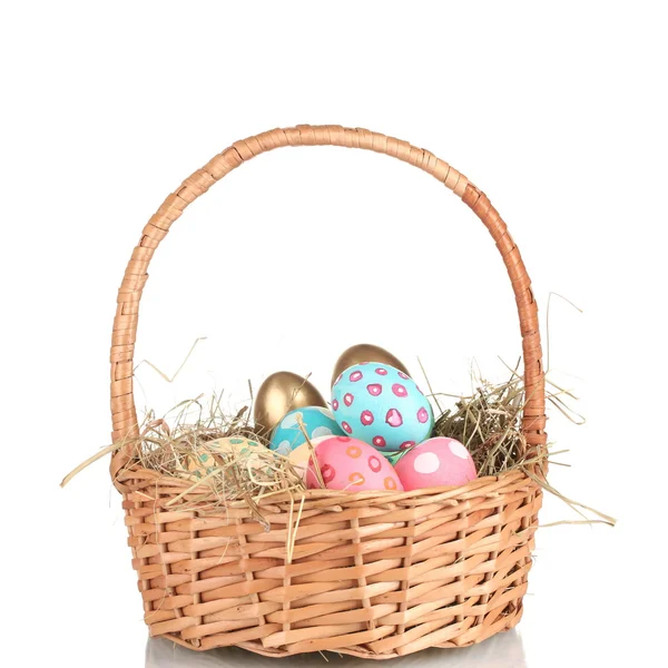 Colorate uova di Pasqua nel cestino isolato su bianco — Foto Stock