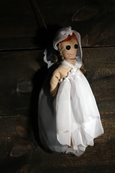 Opgehangen pop voodoo meisje-bruid op houten achtergrond — Stockfoto