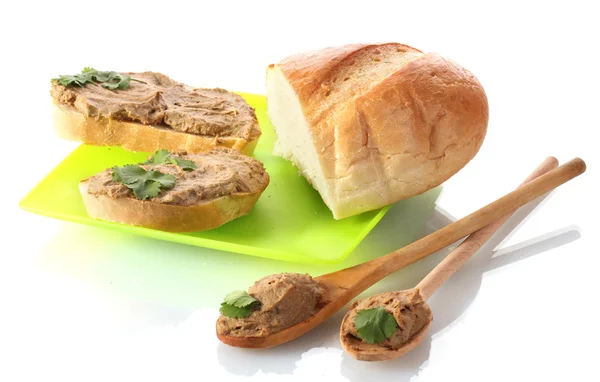Färska paté på bröd på gröna plattan isolerad på vit — Stockfoto