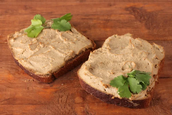 Pate fresco no pão na mesa de madeira — Fotografia de Stock