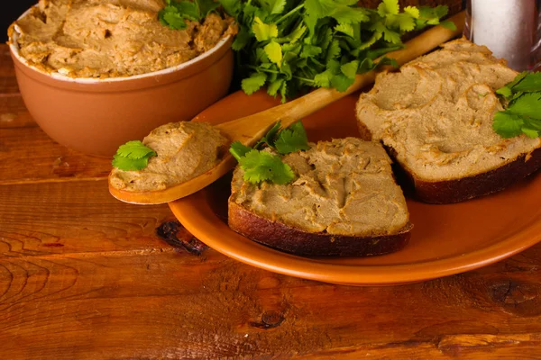 木製のテーブルの上のパンと新鮮なパテ — ストック写真