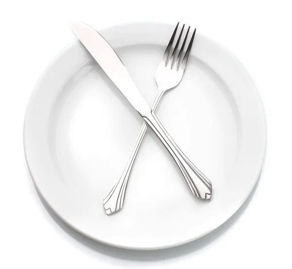 Beyaz boş tabak çatal ve bıçak üzerinde beyaz izole — Stok fotoğraf