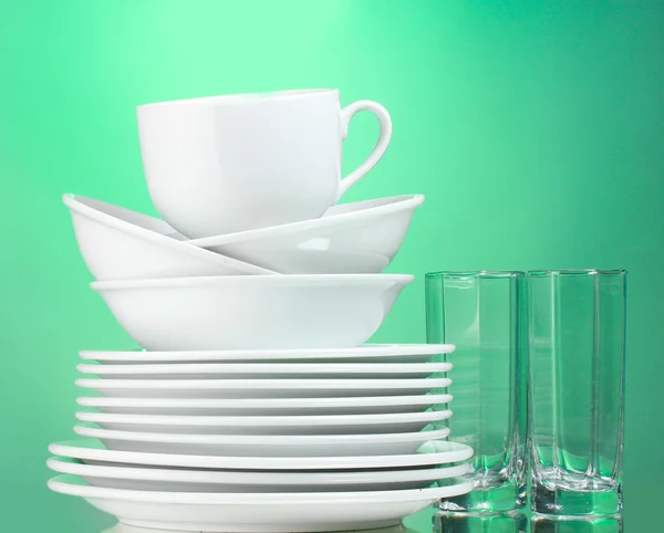깨끗 한 접시, 컵과 녹색 배경에 안경 — 스톡 사진