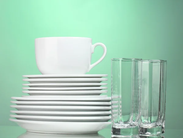 Schone platen, cup en bril op groene achtergrond — Stockfoto