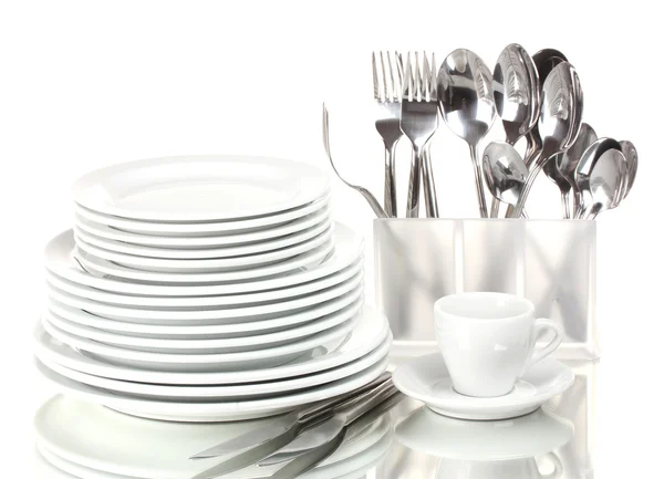 Czyste talerze i sztućce na białym tle — Zdjęcie stockowe