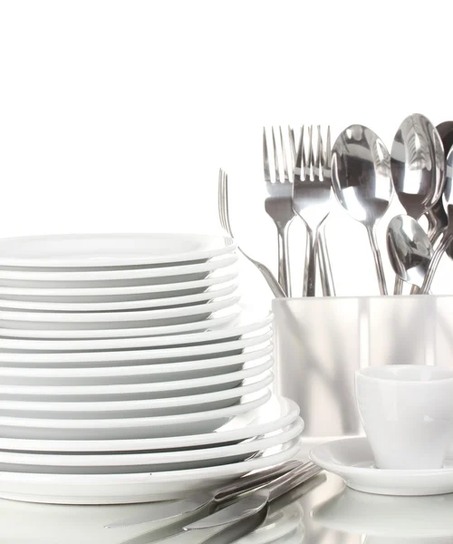 Piatti e posate pulite isolate su bianco — Foto Stock