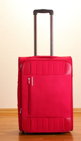 Červený kufr v místnosti — Stock fotografie