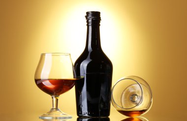 brandy ve Sarı zemin üzerine şişe bardak