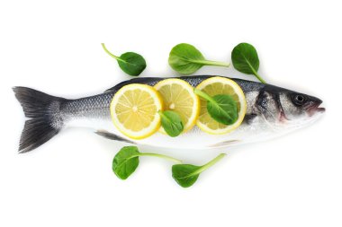 limon ve beyaz izole maydanoz taze balık
