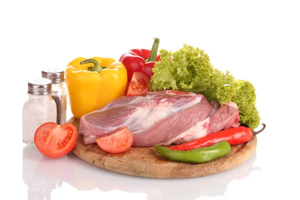 Nyers hús és zöldség egy fából készült hajón elszigetelt fikarcnyi? — Stock Fotó