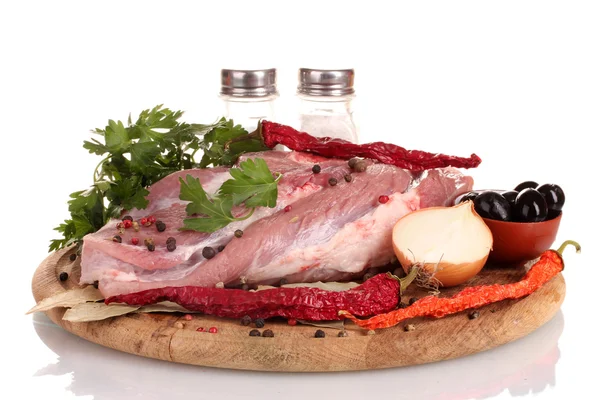 Carne și legume crude pe o placă de lemn izolată pe alb — Fotografie, imagine de stoc