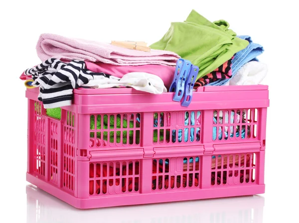 Roupas em cesta de plástico rosa isoladas em branco — Fotografia de Stock