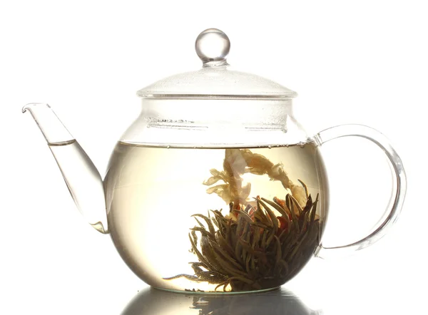 Экзотический зеленый чай с цветами в стеклянном чайнике изолированы на белом — стоковое фото