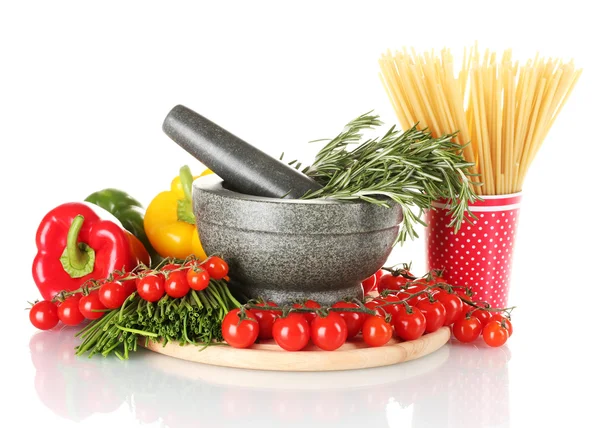 Спагетти в чашке, розмарин в растворе, и овощи на деревянной доске изолированы на белом — стоковое фото