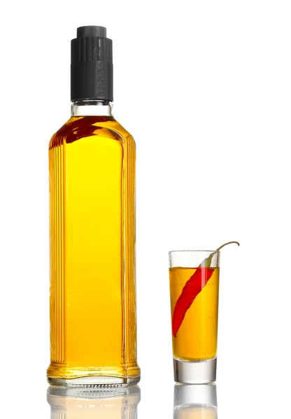 Garrafa e copo de vodka pimenta e pimenta vermelha isolada em branco — Fotografia de Stock