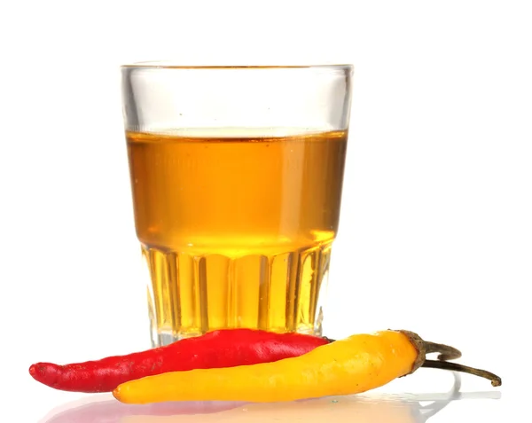 Bicchiere di vodka al pepe e peperoncino rosso isolato su bianco — Foto Stock